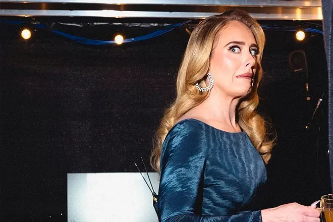 Adele dress malfunction reveals her body